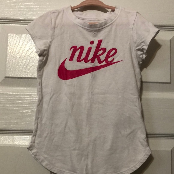 Nike | White Basic Short-Sleeve Tee - Girls. Size 6 pink swoosh and short cap. - Picture 1 of 5